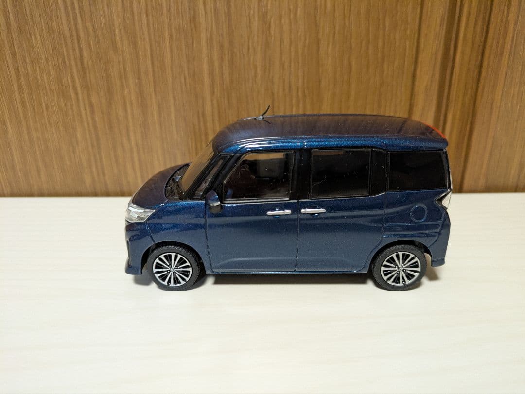 カラーサンプル 1/30 トヨタ ルーミー レーザーブルークリスタルシャイン