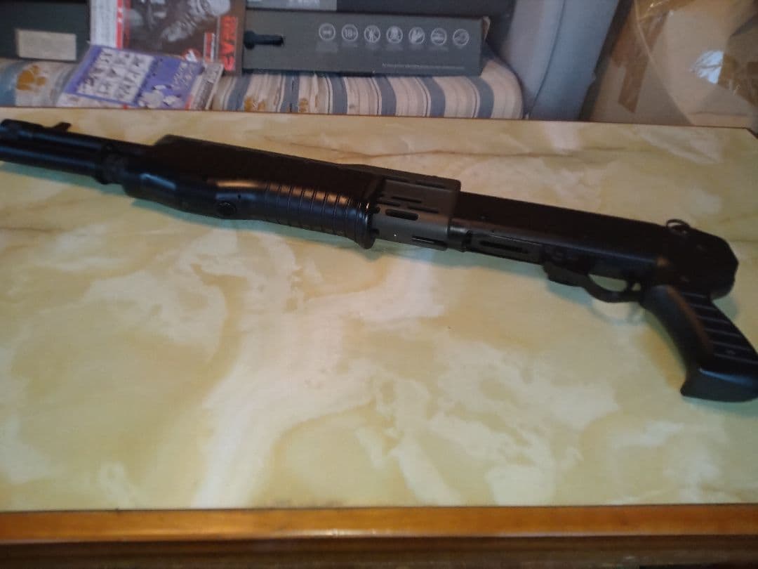 東京マルイ SPAS 12 エアソフトガン画像に写るショットシェル型マガジン無し