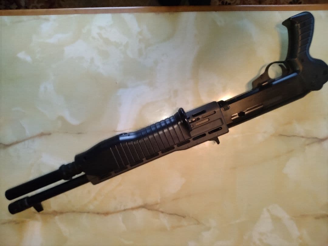 東京マルイ SPAS 12 エアソフトガン画像に写るショットシェル型マガジン無し