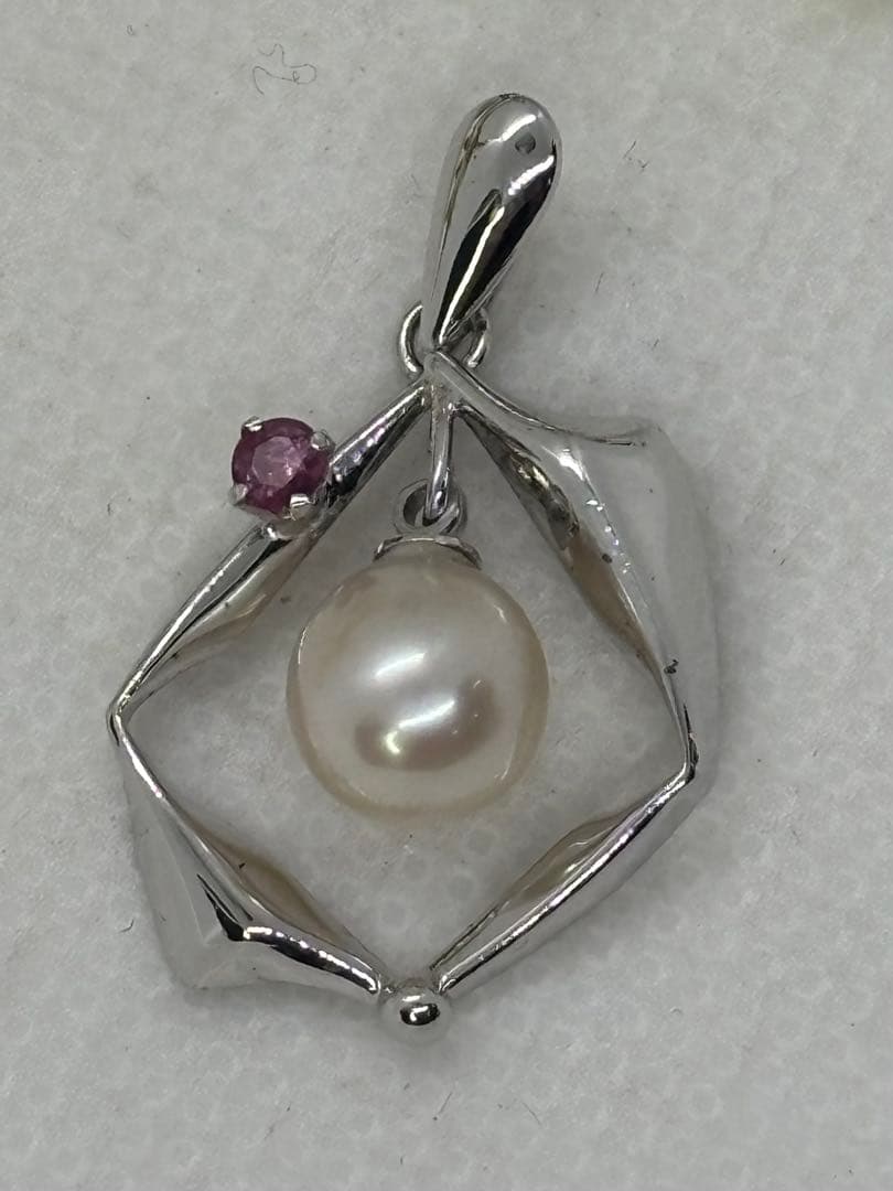 本真珠ホワイトパール　ピンク天然石　付き　可愛いデザインペンダント(p731)
