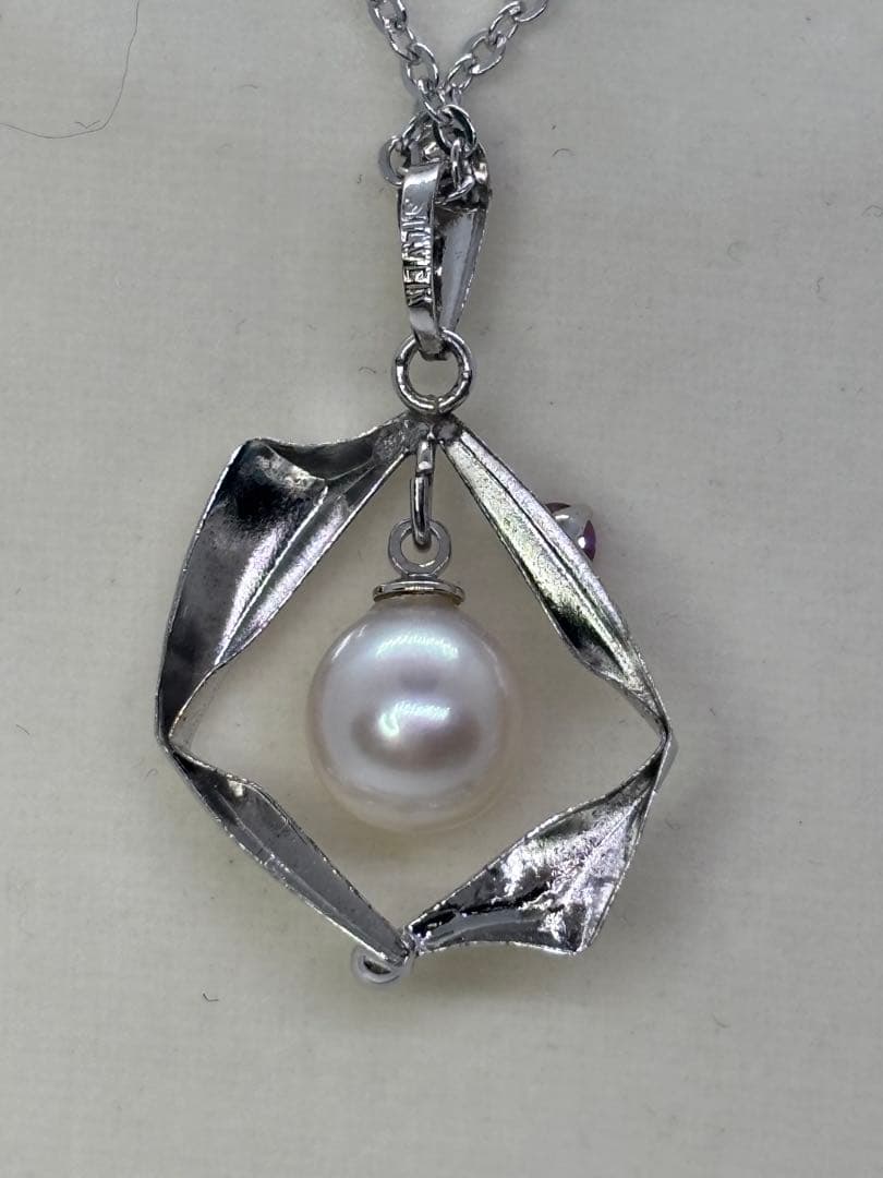 本真珠ホワイトパール　ピンク天然石　付き　可愛いデザインペンダント(p731)