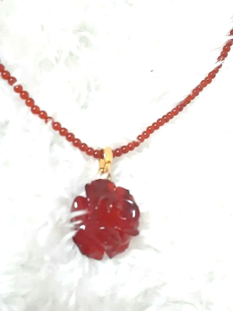 真っ赤なバラの琥珀のネックレス