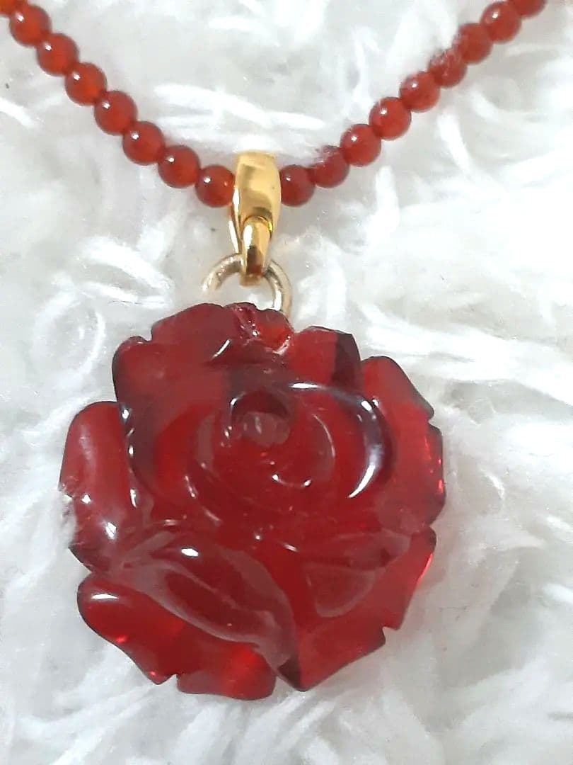 真っ赤なバラの琥珀のネックレス