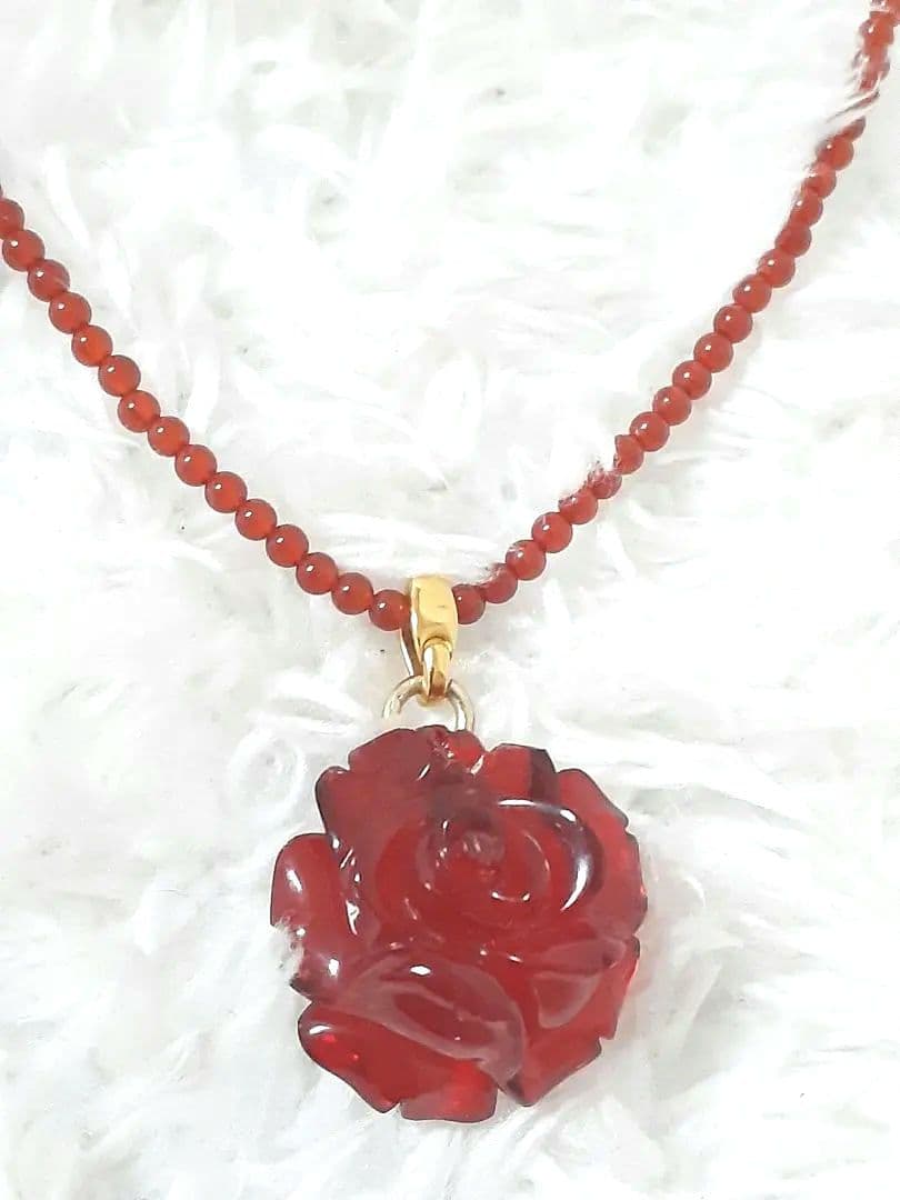 真っ赤なバラの琥珀のネックレス