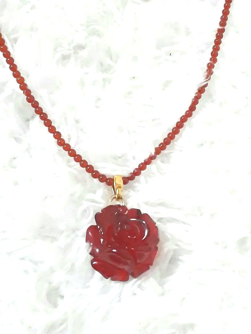 真っ赤なバラの琥珀のネックレス