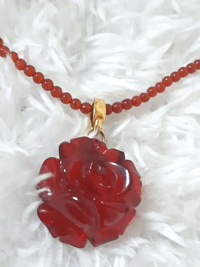 真っ赤なバラの琥珀のネックレス