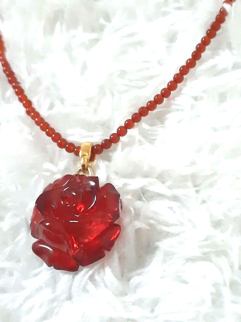 真っ赤なバラの琥珀のネックレス