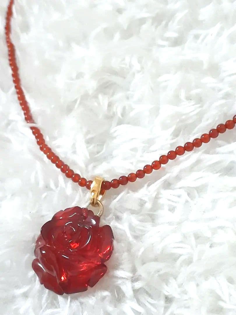 真っ赤なバラの琥珀のネックレス