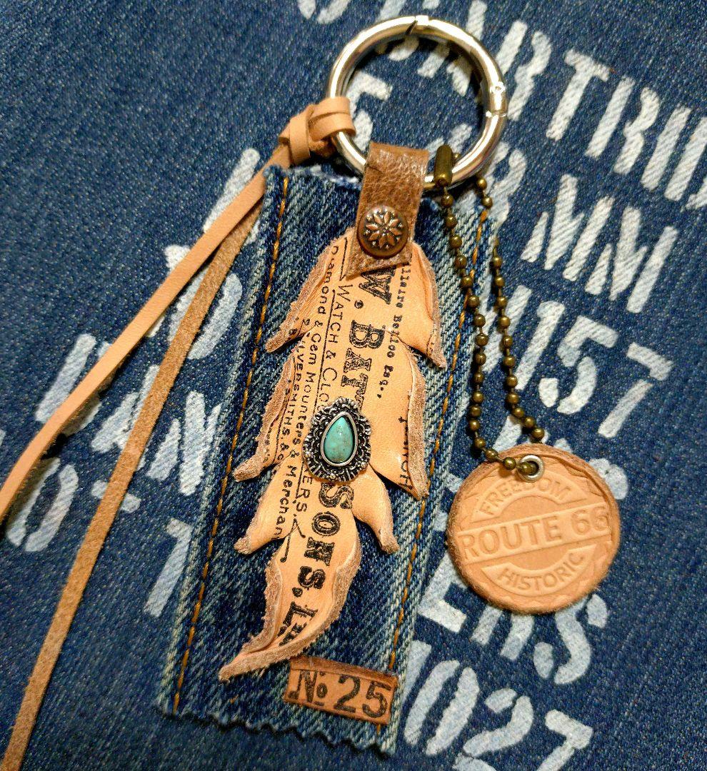 デニムリメイク☆革タグチャーム☆デニム＆フェザー