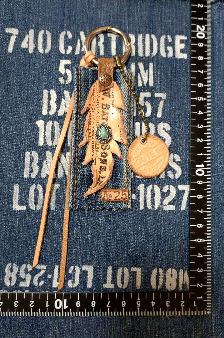 デニムリメイク☆革タグチャーム☆デニム＆フェザー