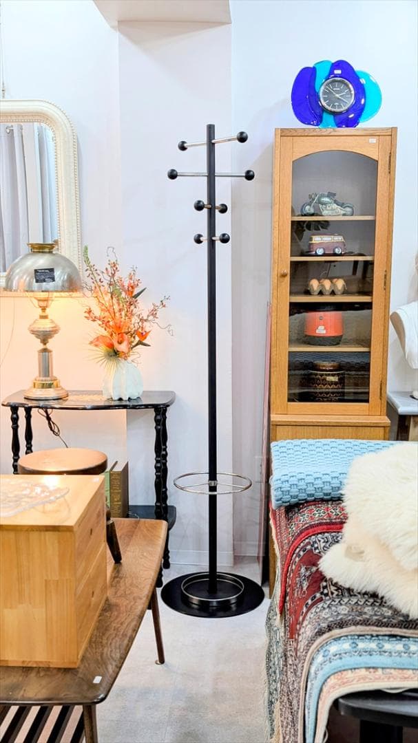 モノトーンモダンコートラック