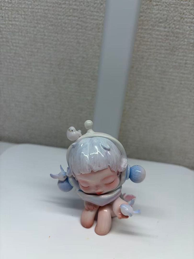 可愛いキャラクター フィギュア 白 水色