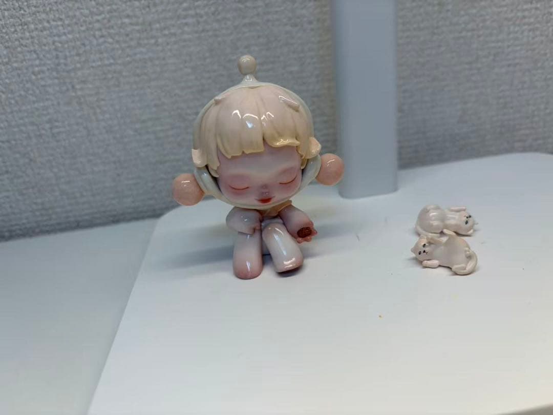 可愛いキャラクター フィギュア 白 水色