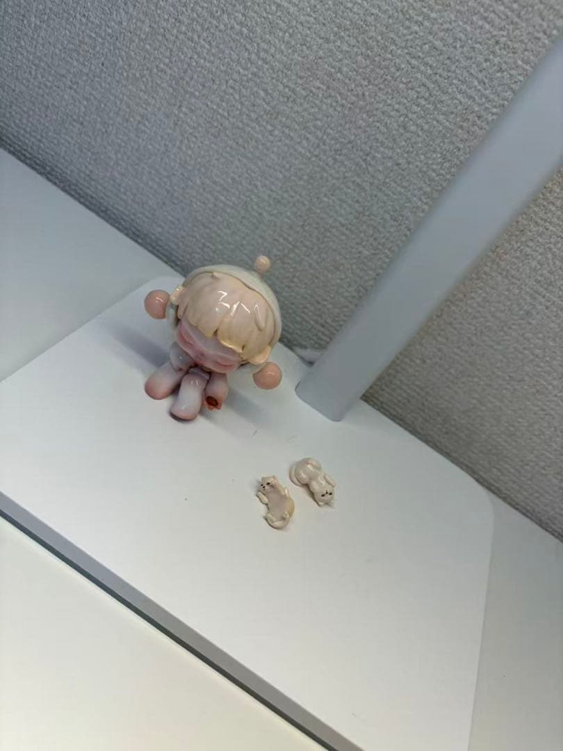 可愛いキャラクター フィギュア 白 水色