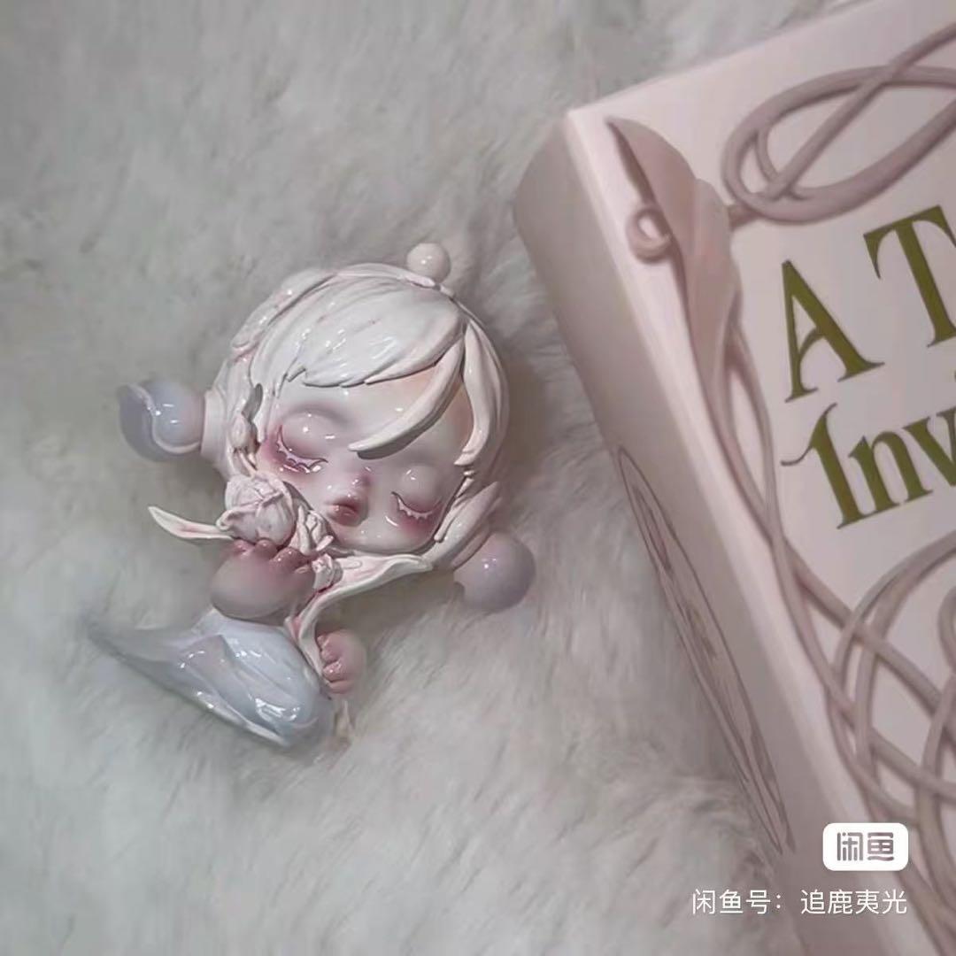 可愛いキャラクター フィギュア 白 水色
