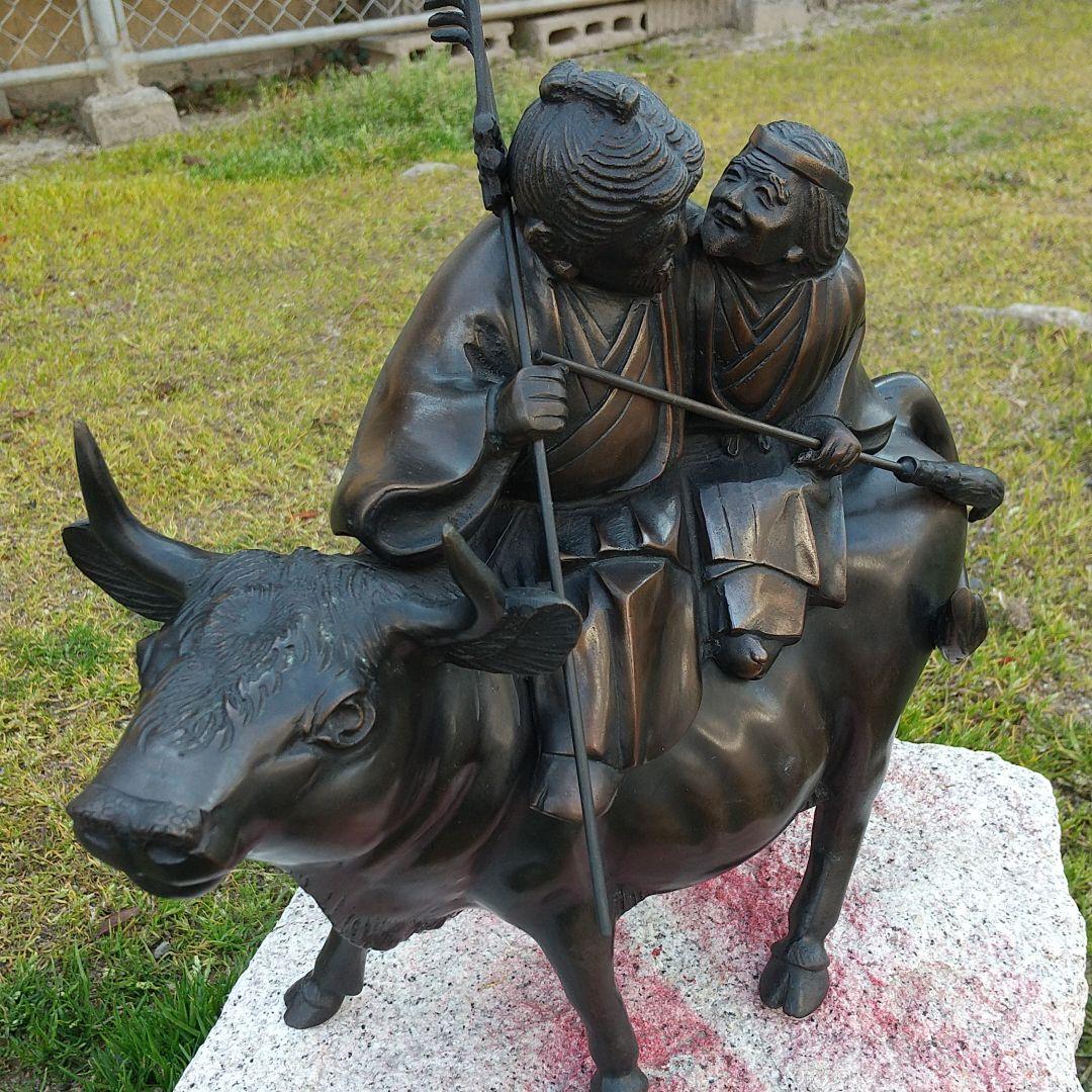 青銅製   夫婦が乗った牛