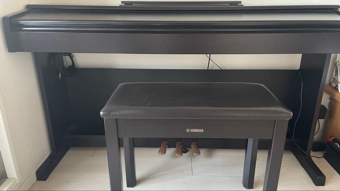 YAMAHA 電子ピアノ 黒 椅子付き　新品に近い 引き取り相談可