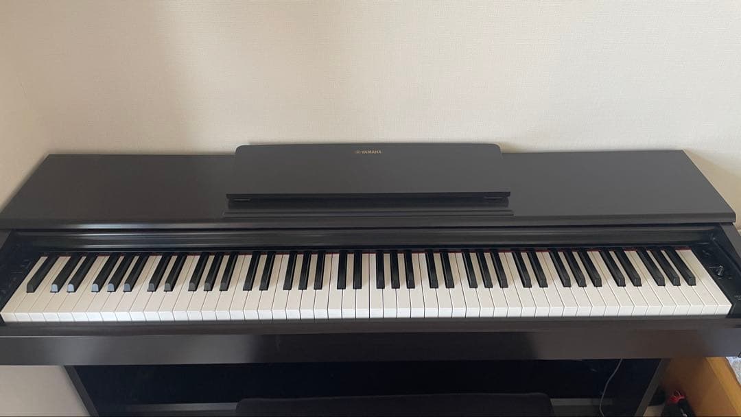 YAMAHA 電子ピアノ 黒 椅子付き　新品に近い 引き取り相談可