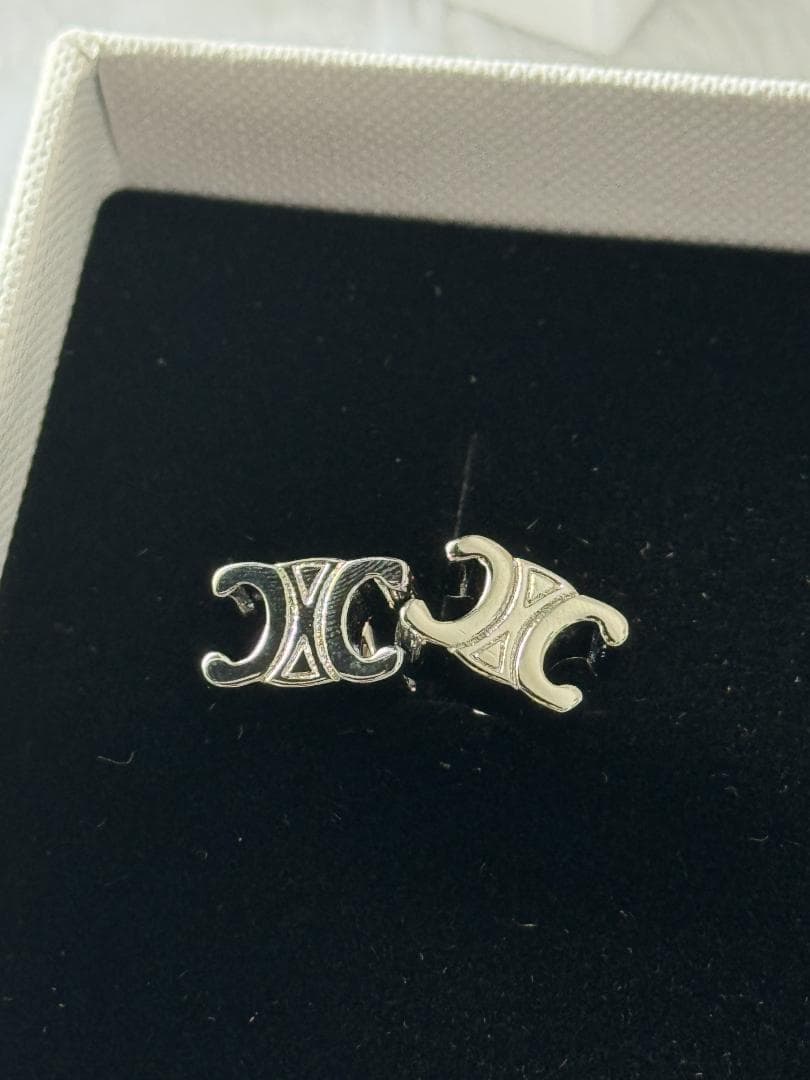 CELINE トリオンフ スタッズ ピアス