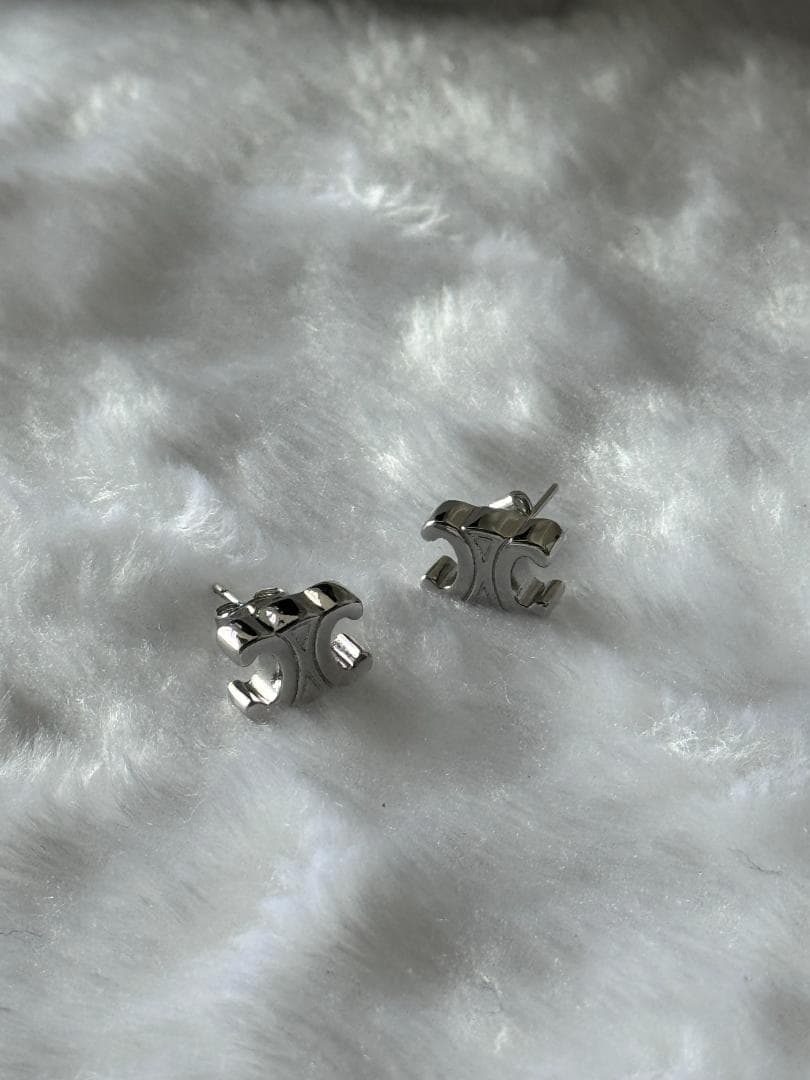 CELINE トリオンフ スタッズ ピアス