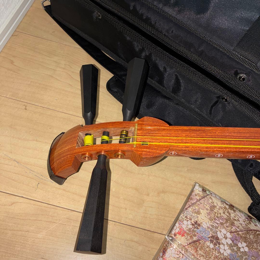 津軽三味線 金細 太棹 紅木 2本溝 綾杉彫り胴 和楽器