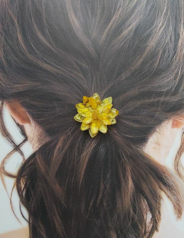 イエローフラワーレジンヘアゴム ポニーフック変更可能。