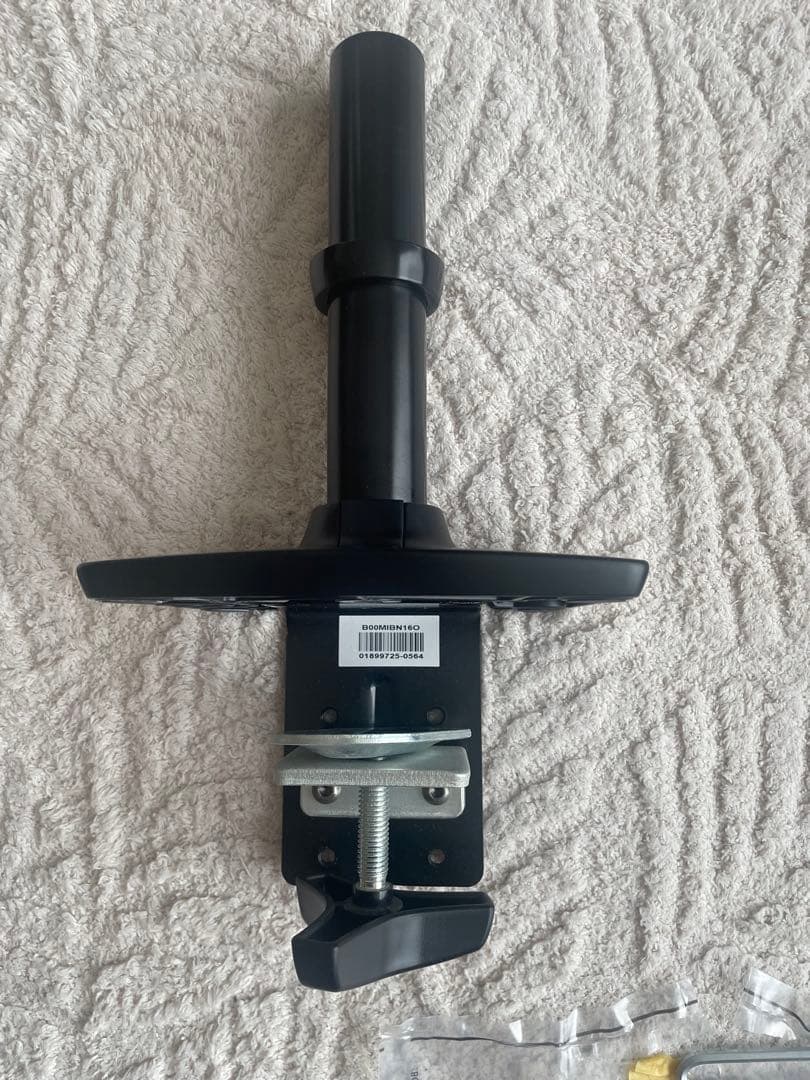 【極美品】Amazonベーシックモニターアームシングル（ブラック)32インチ対応