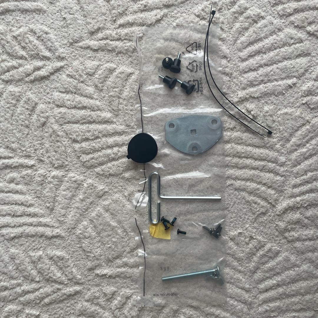 【極美品】Amazonベーシックモニターアームシングル（ブラック)32インチ対応