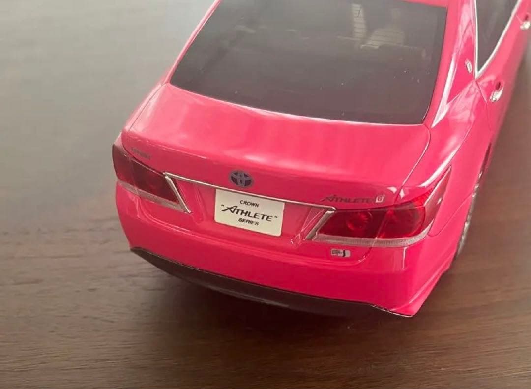 あのクラウンです　ピンクのクラウン　スケール 1/18　モデルカー　レプリカ
