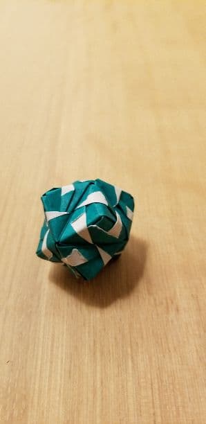 バンドメイドの折り紙の立方体