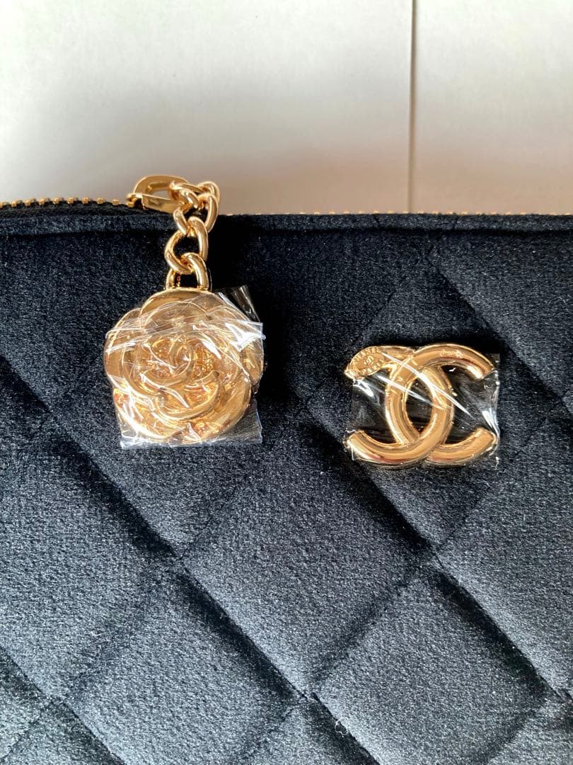 [CHANEL］ ベルベット製ポーチ