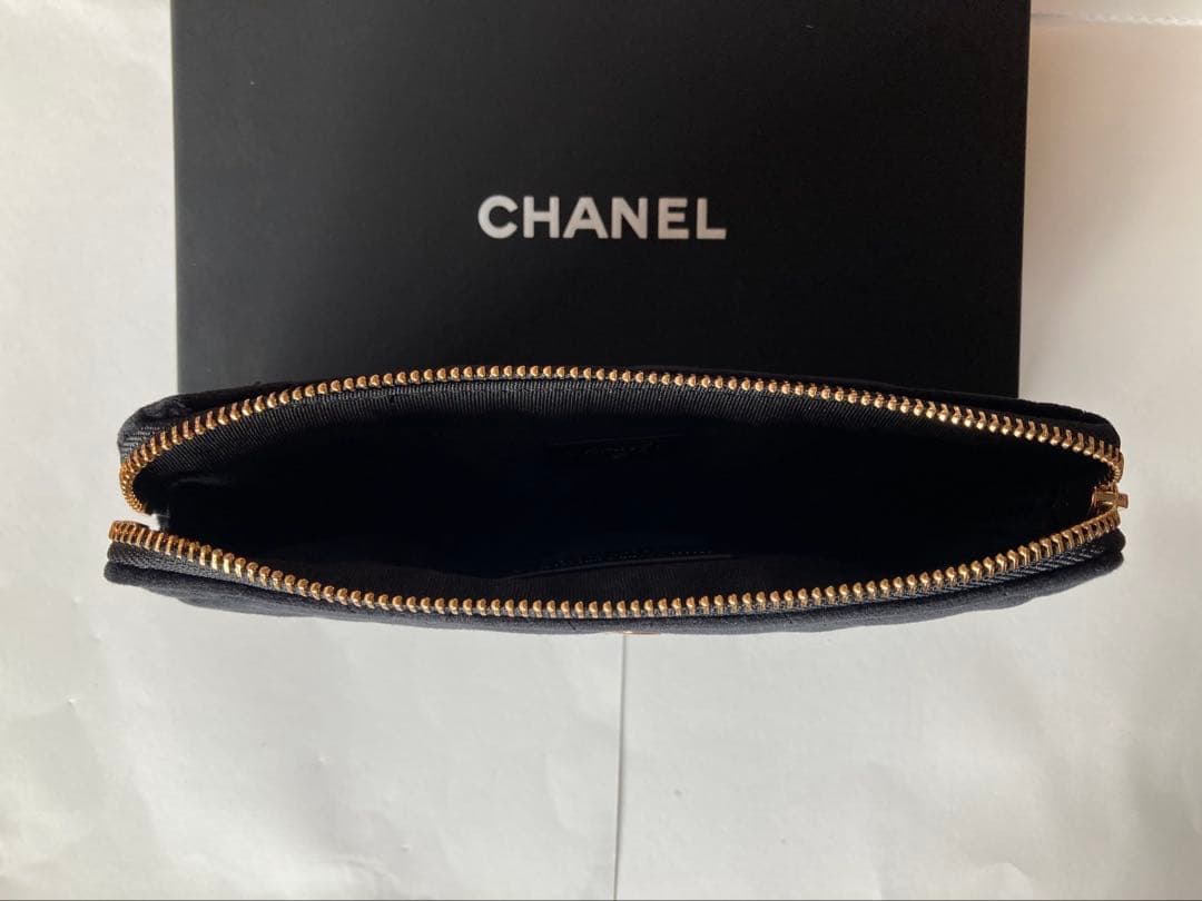 [CHANEL］ ベルベット製ポーチ