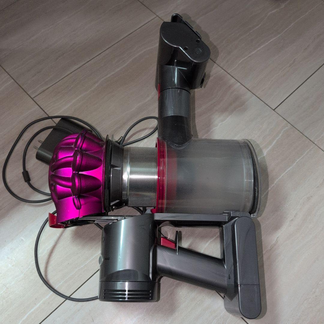 タイムセールDyson クリーナー本体＋充電器＋写真の部品含