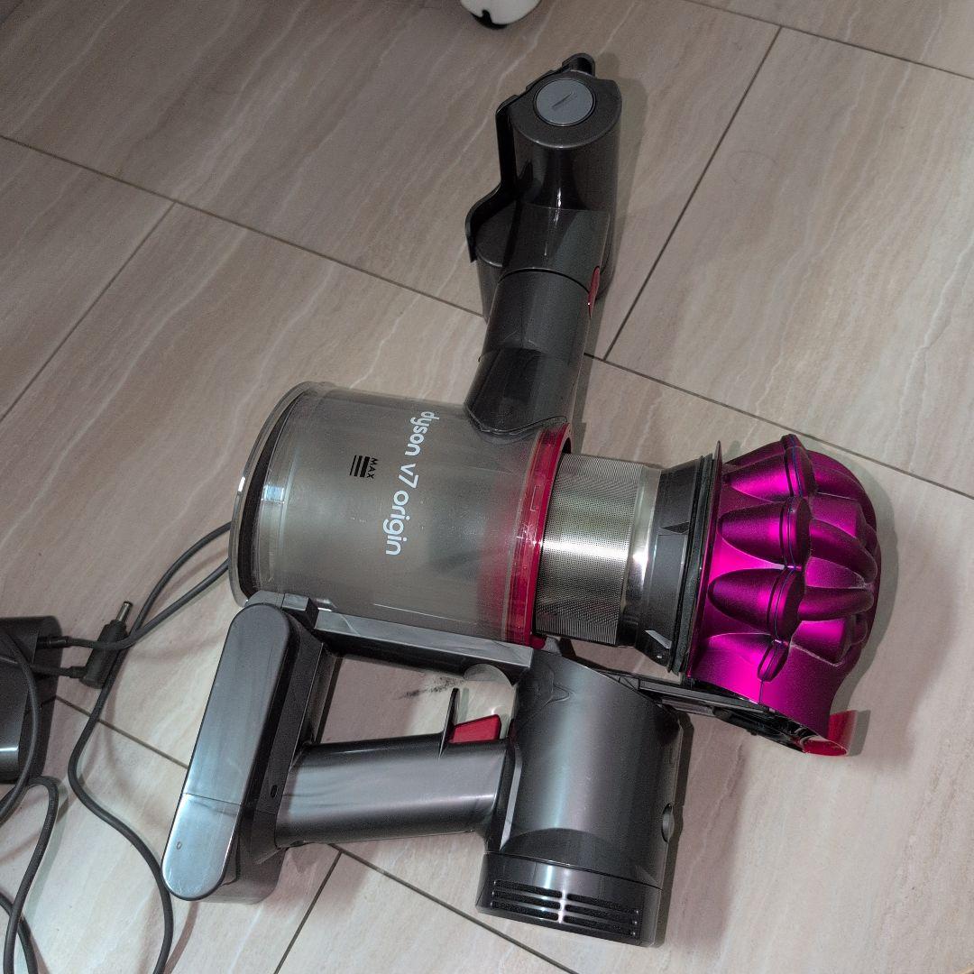 タイムセールDyson クリーナー本体＋充電器＋写真の部品含