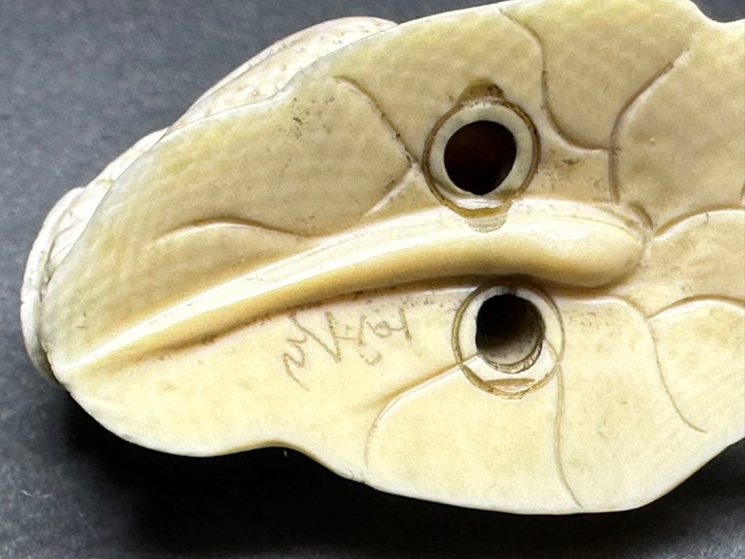 根付　カエル　古美術品　 置物　細密細工　骨董　アンティーク　彫刻 工芸品　在銘