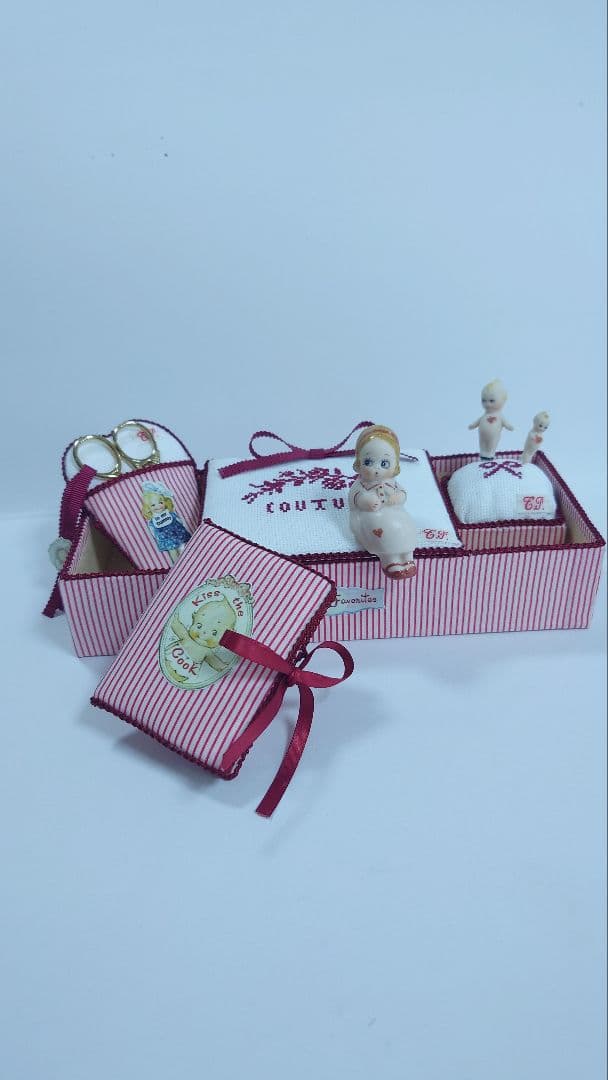 小さなグーグリちゃんとキューピンのお裁縫箱