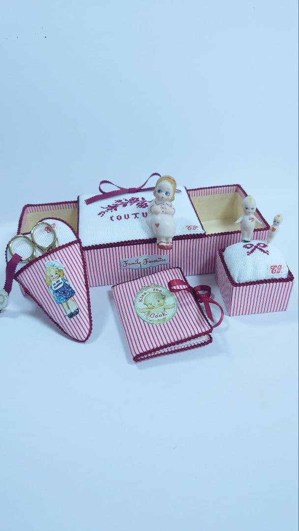 小さなグーグリちゃんとキューピンのお裁縫箱