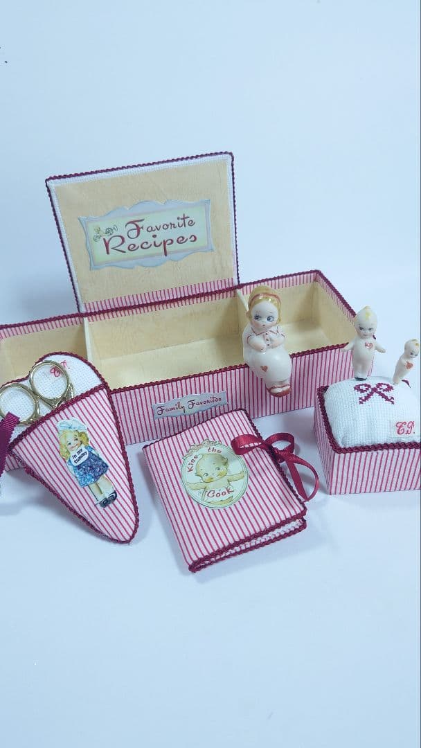 小さなグーグリちゃんとキューピンのお裁縫箱