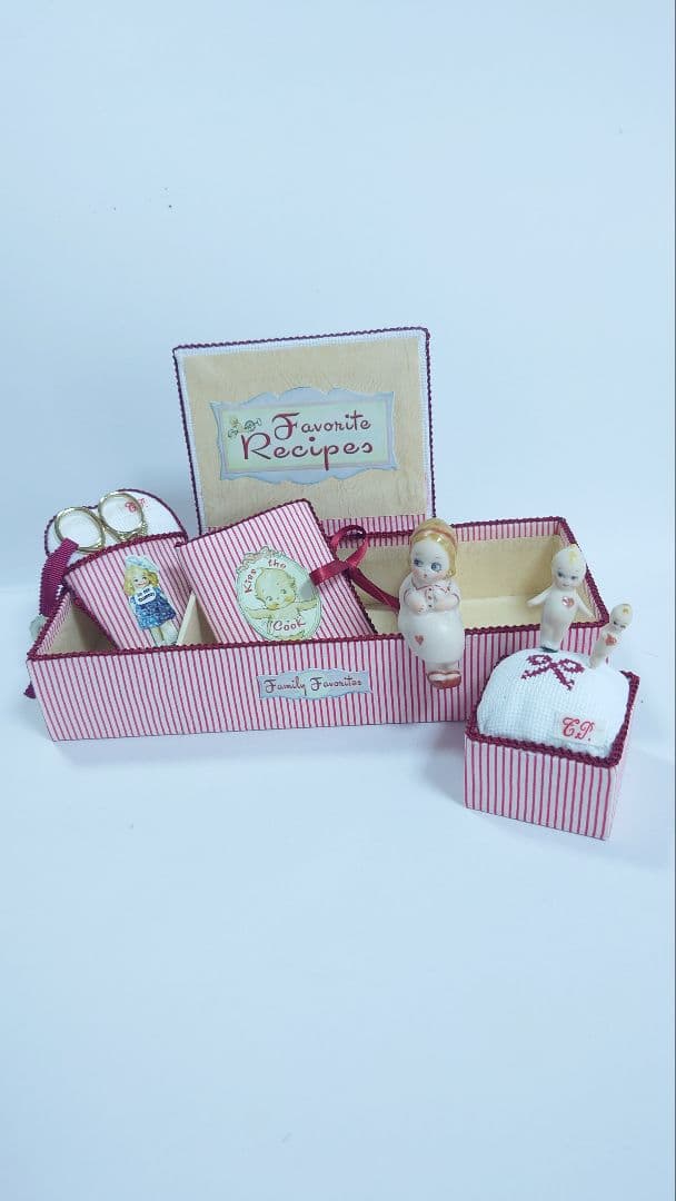 小さなグーグリちゃんとキューピンのお裁縫箱