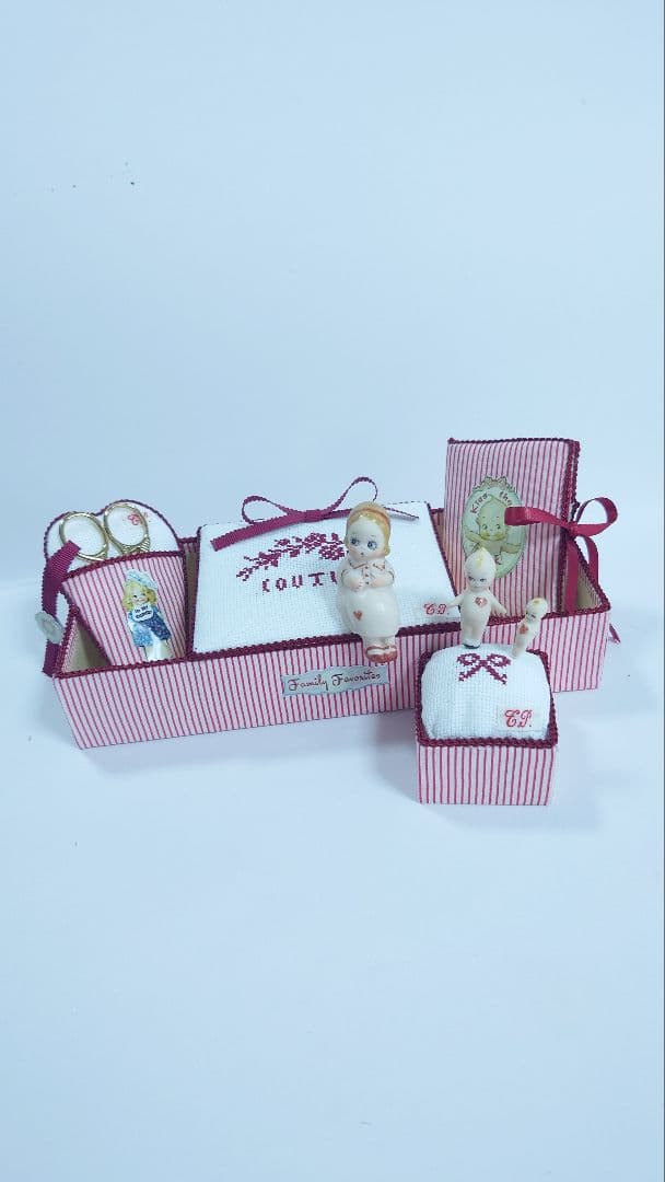 小さなグーグリちゃんとキューピンのお裁縫箱