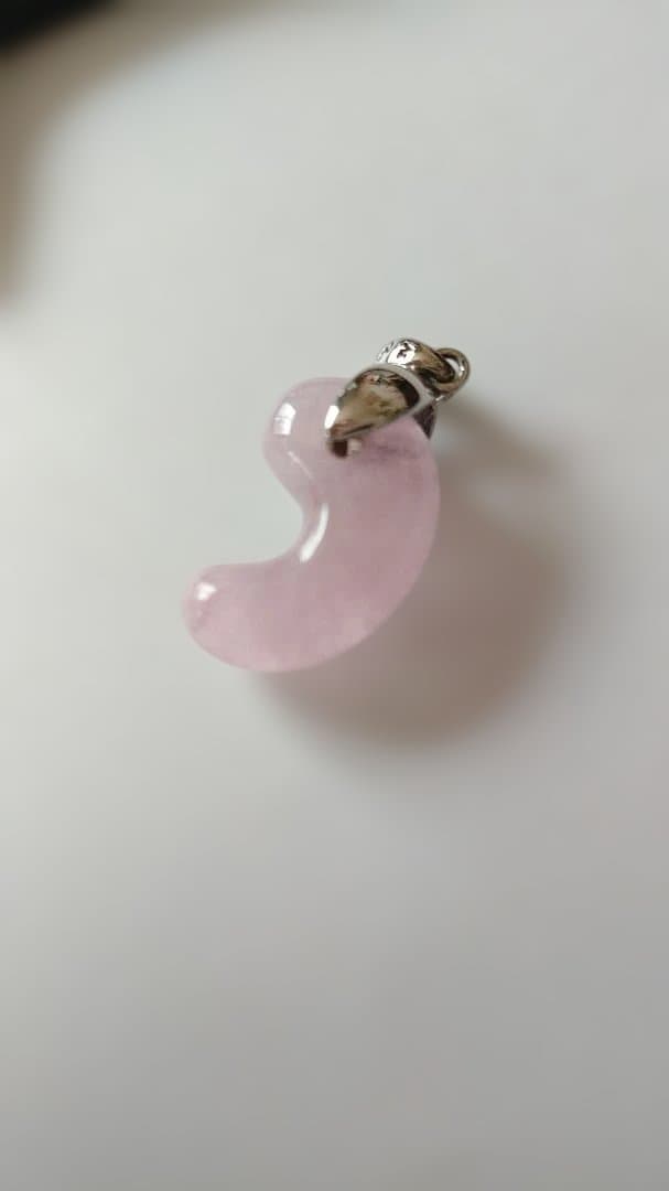 天然石　モルガナイト 約20mm出雲型勾玉　トップ