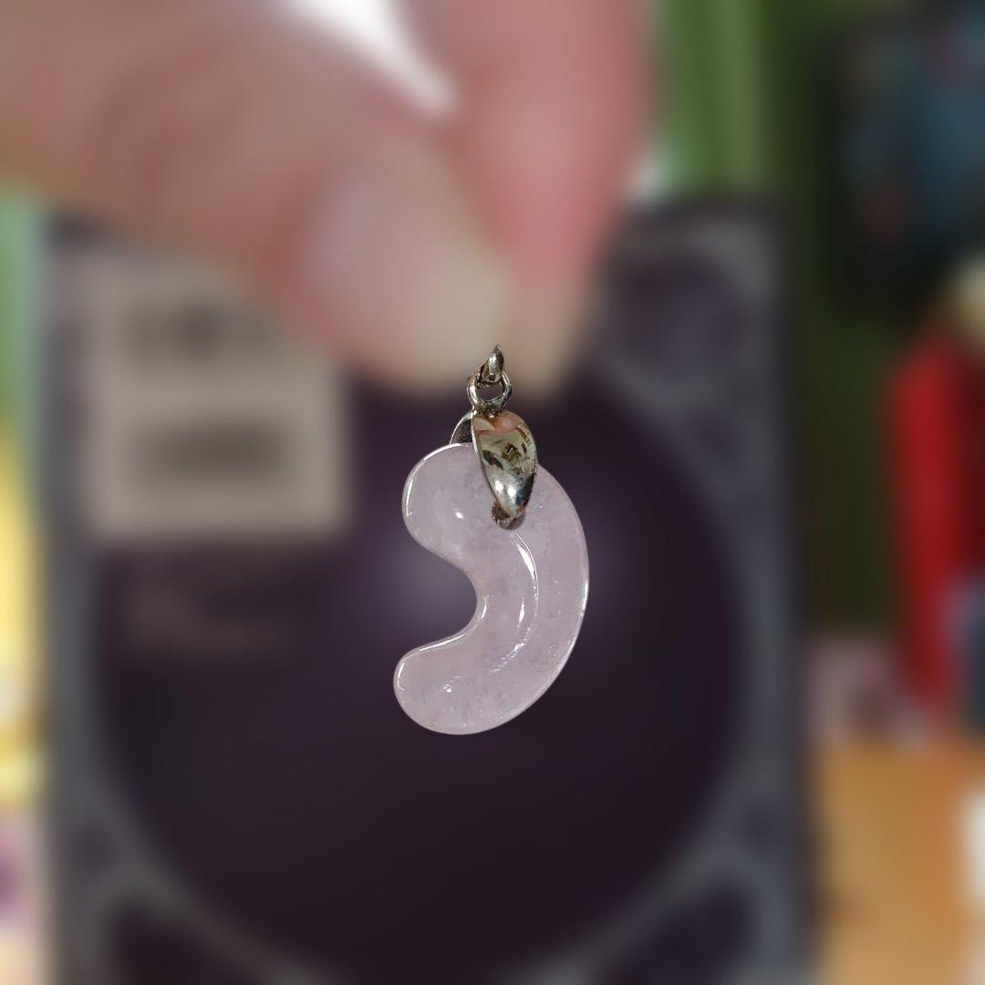 天然石　モルガナイト 約20mm出雲型勾玉　トップ