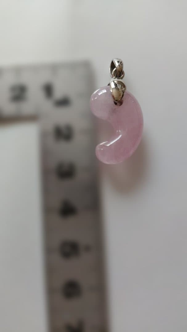 天然石　モルガナイト 約20mm出雲型勾玉　トップ