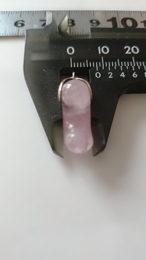 天然石　モルガナイト 約20mm出雲型勾玉　トップ