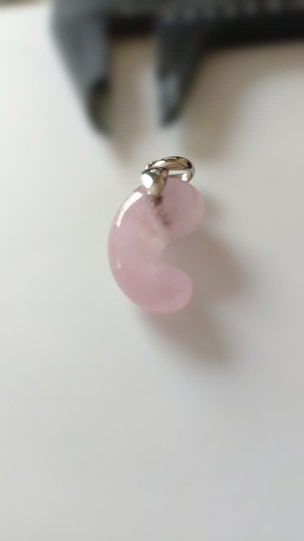 天然石　モルガナイト 約20mm出雲型勾玉　トップ