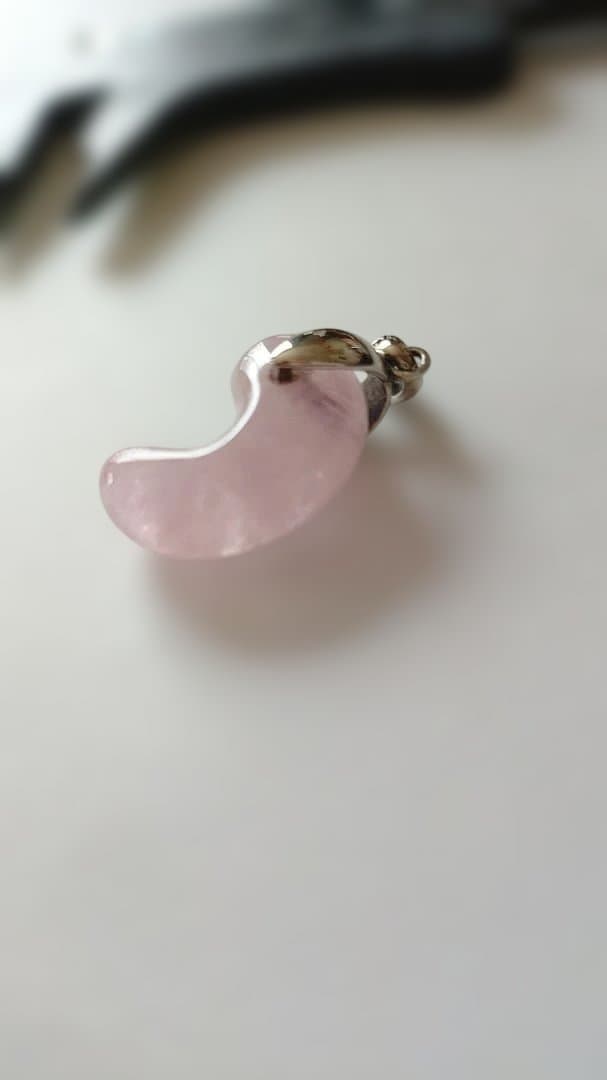 天然石　モルガナイト 約20mm出雲型勾玉　トップ