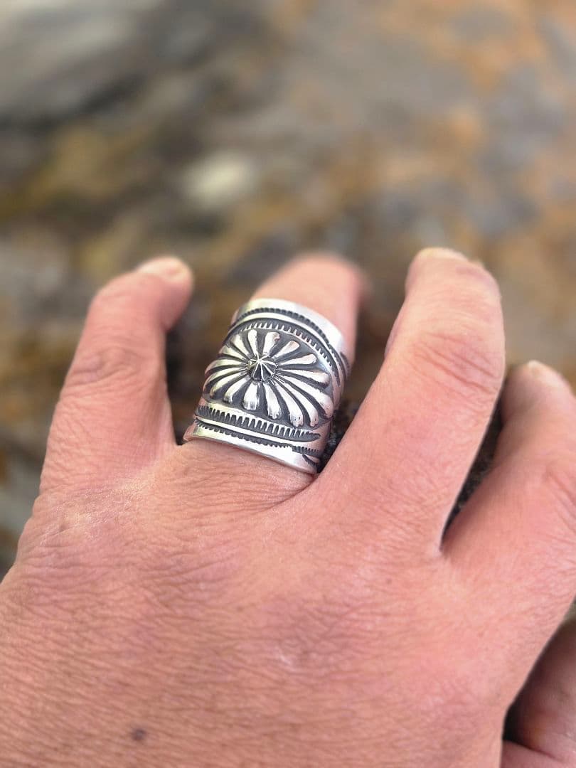 オールド　インディアンジュエリースタイル　バンプアウト　リング　ナバホ風