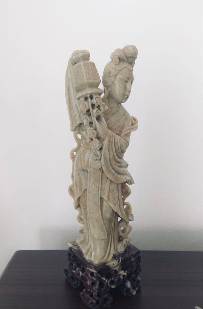 ★中国美術工芸品　花灯篭を持つ女性像　天然石手彫り彫刻　台座付き　置物