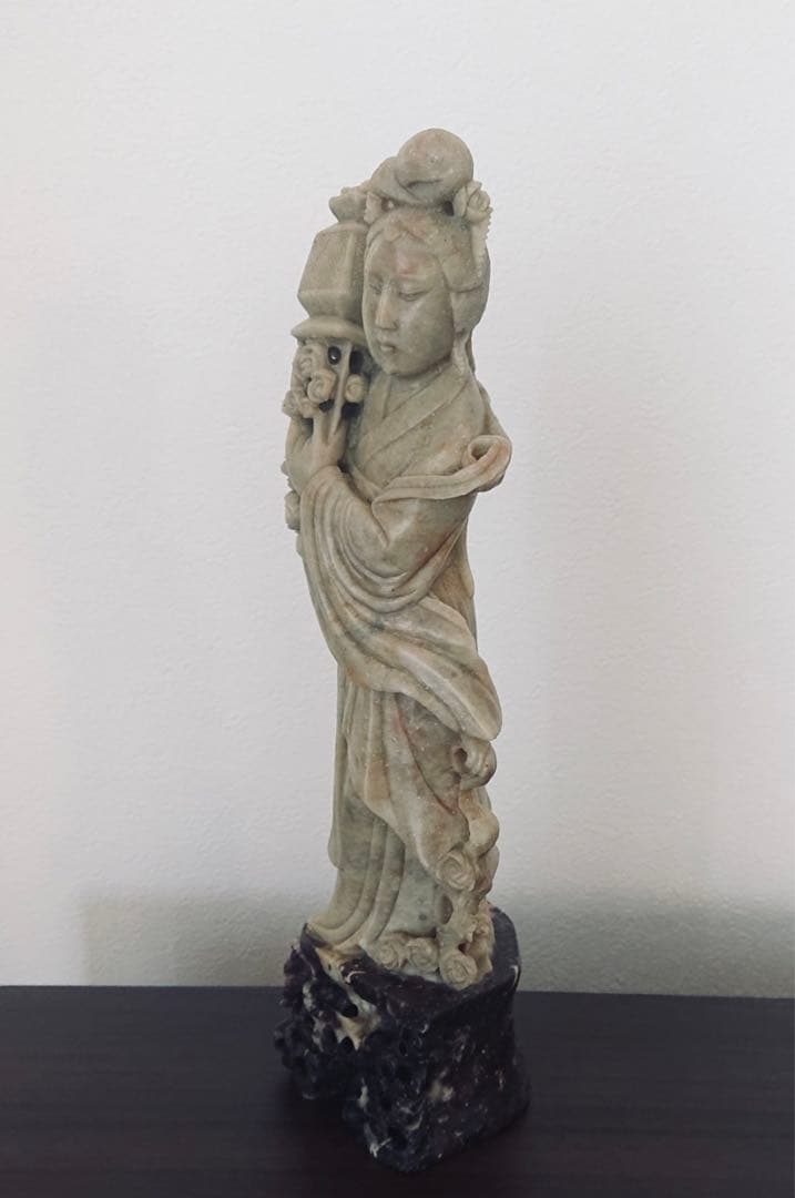★中国美術工芸品　花灯篭を持つ女性像　天然石手彫り彫刻　台座付き　置物