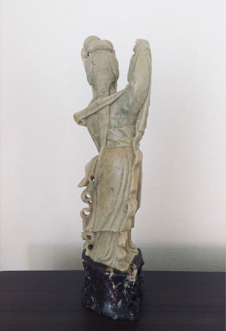 ★中国美術工芸品　花灯篭を持つ女性像　天然石手彫り彫刻　台座付き　置物